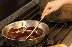 板チョコをボールで湯煎しながら溶かします。