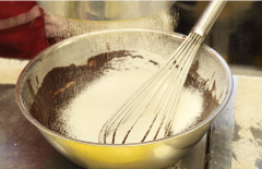 小麦粉を加えます。