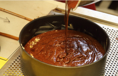 生地ができたら型に流し込んで焼きあげます。