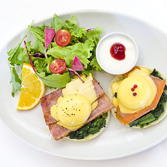 サーモン＆ベーコンのエッグベネディクトモーニング