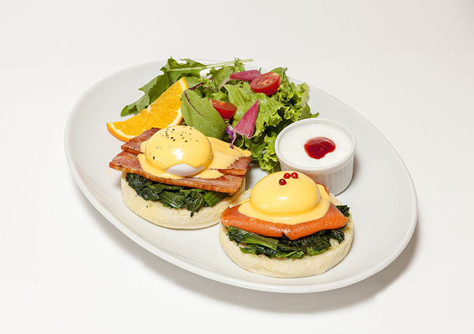 サーモン＆ベーコンのエッグベネディクトモーニング
