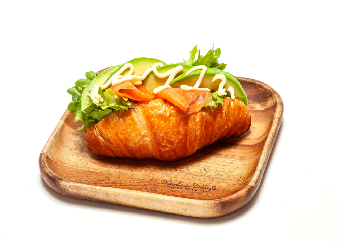 クロワッサンサンドサーモンアボカド